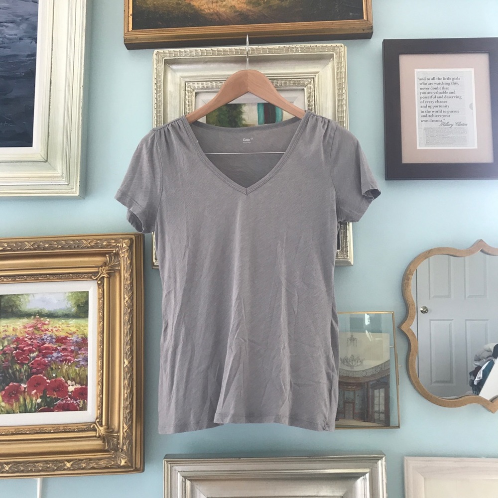 Gray Gap v-neck t-shirt